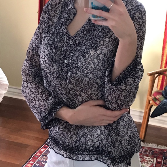 White and blue blouse - Picture 2 of 4